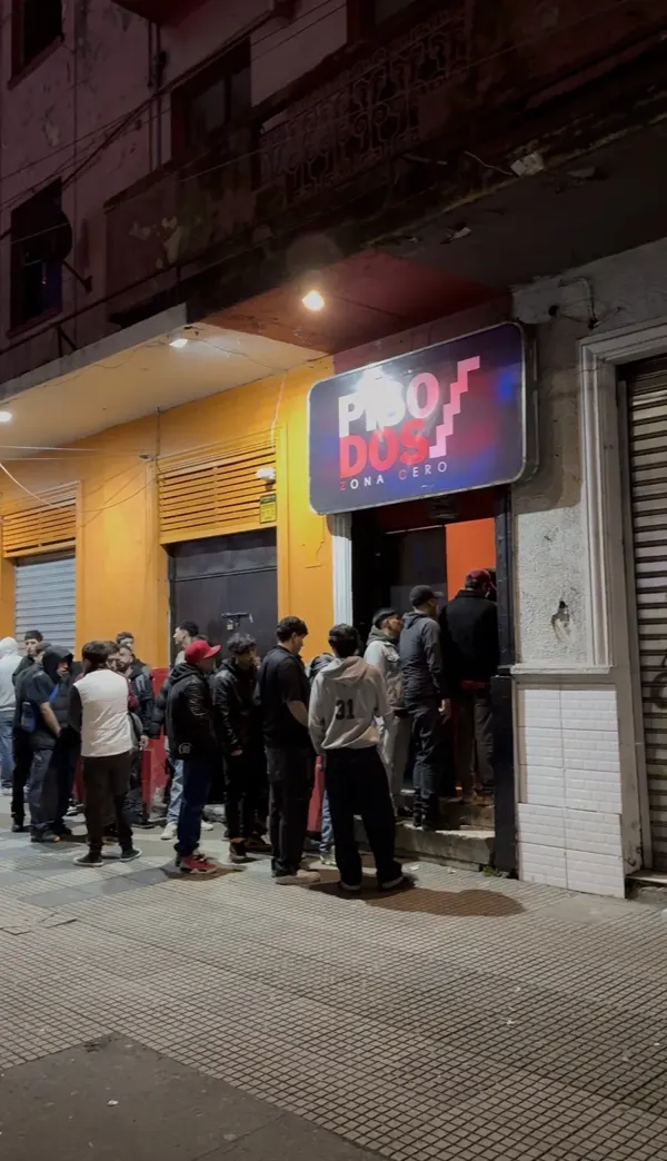 Fachada de Piso Dos con su letrero en Arturo Prat 592